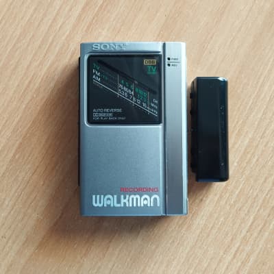 Sony radio Cassette Walkman WM-F404 silver Cassette player working