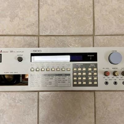Akai S900 MIDI Digital Sampler 1986 - White