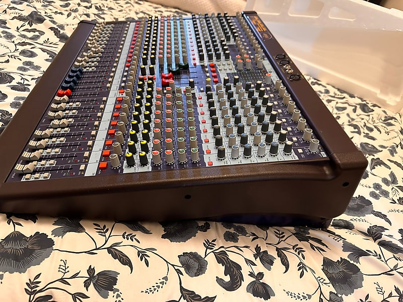Midas Venice 240 24-Channel / 38-Input Mixing Console Midas Venice 240 24-Channel / 38-Input Mixing Console