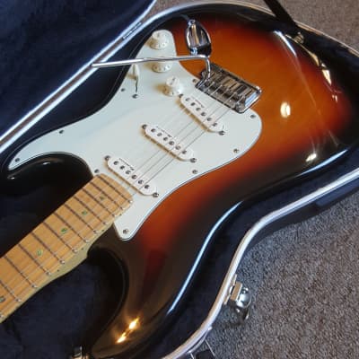 Fender American Deluxe Stratocaster 2000 Sunburst image 3