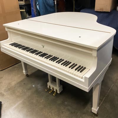 Sweet white baby grand piano 4'10'' image 4