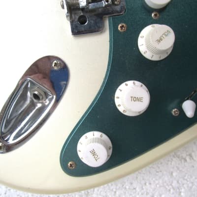 Lotus Strat Style Guitar, 1980's, Korea, White Pearl Finish, Green Sparkle Guard. Very Cool Bild 5