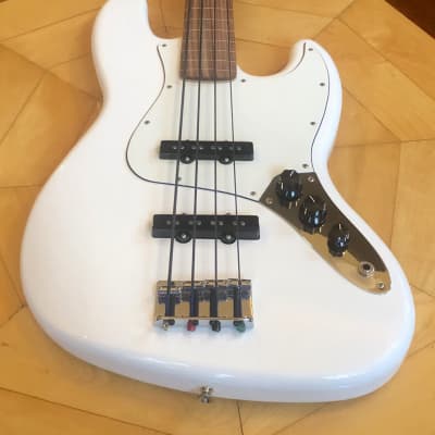 UNPLAYED- 2020/21 Fender Player Fretless Jazz Bass Guitar- Polar White with Pau Ferro Fingerboard image 5