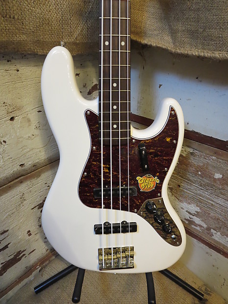 Squier classic vibe jazz bass white sale