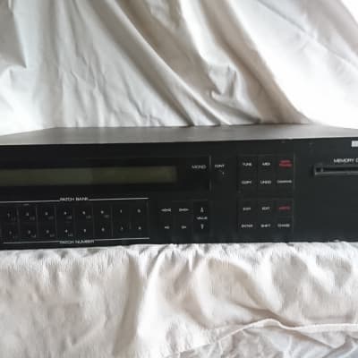 Roland D550