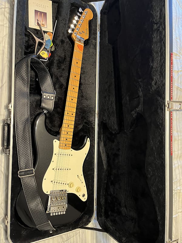 Fender Standard Stratocaster (1983 - 1984) | Reverb