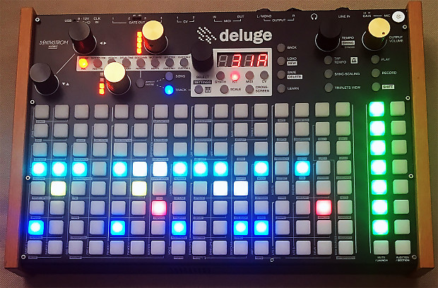 Synthstrom Deluge Synth Sampler Sequencer w. case