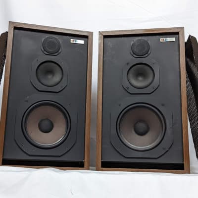 Pair of BIC Venturi Model 22 Vintage 3-Way Speakers - Woodgrain image 13