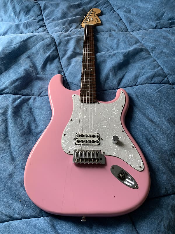 Tom delonge store pink guitar