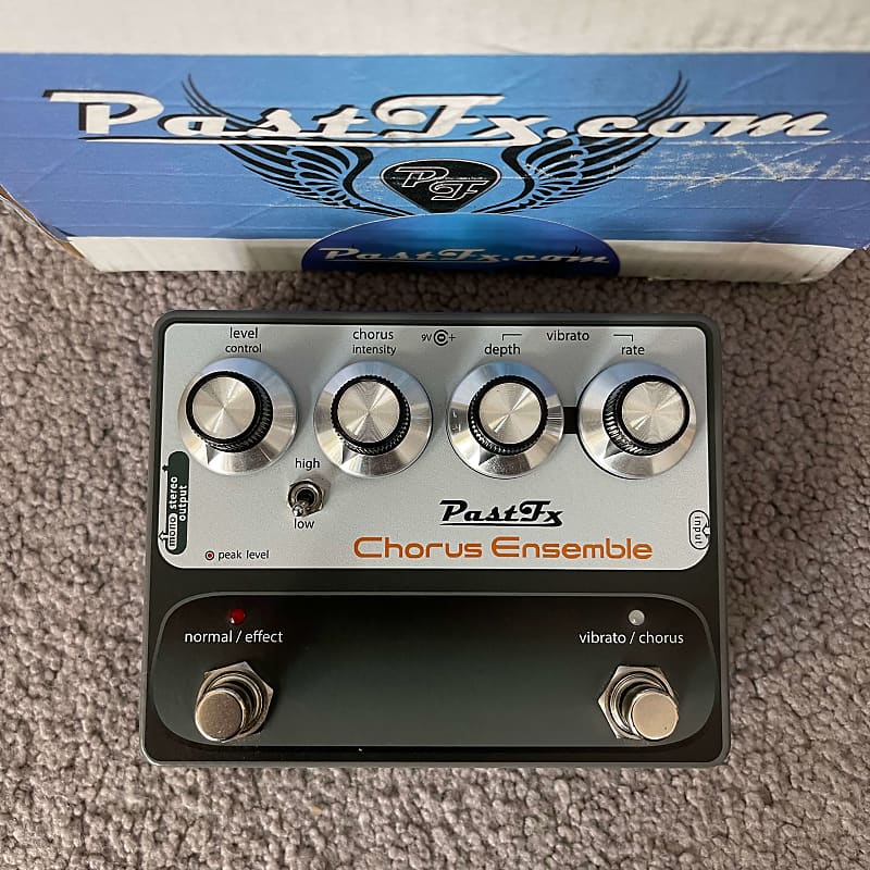 PastFx Chorus Ensemble Deluxe MN3002 BBD Vibrato + Stereo PastFx Chorus Ensemble Deluxe MN3002 BBD Vibrato + Stereo