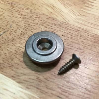 Real Life Relics Fender® Replacement Aged Vintage Bass Round String Guide Retainer    [Y4]