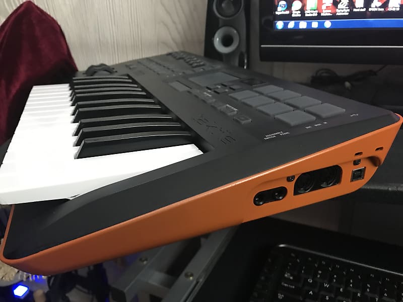 Korg Taktile 25 Keyboard Controller - Black/orange