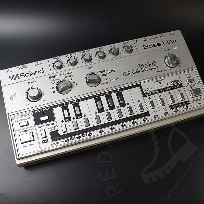 Roland TB-303 シンセサイザー Roland TB-303 Bass Line In Action - YouTube