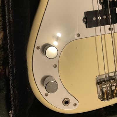 Fender Japan  PB-331 Bass E-serial Left-Handed 1984 Vintage  White image 9