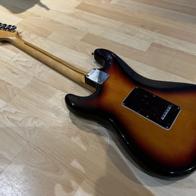 Fender Roadhouse Stratocaster with Maple Fretboard 1997 3-Color Sunburst image 4