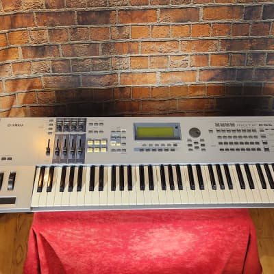 Yamaha Motif ES 6 Production Synthesizer w/ Power Cable & Roadie Flight Case