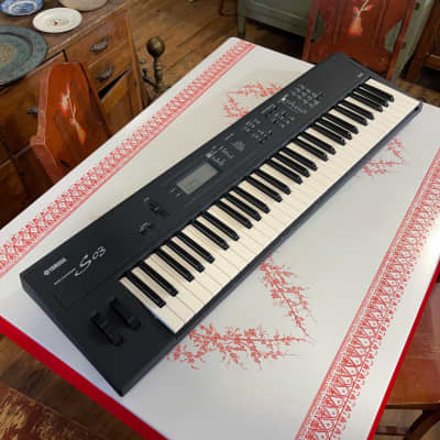 2000s Yamaha S03 Synthesizer Keyboard w/Gigbag & Power