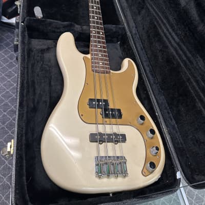 FENDER DELUXE P-BASS SPECIAL (MEXICAN MODELS) bass guitars