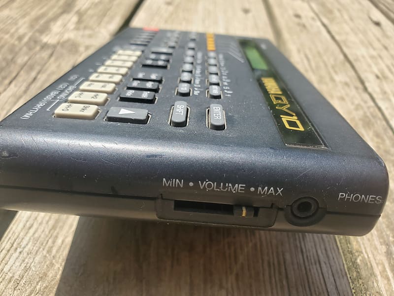 YAMAHA　QY10 A Walkstation from the 1990s – Yamaha QY10 – The Introvert