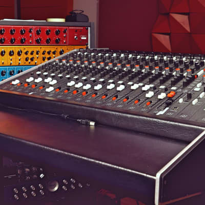 Harrison console 950 M 16 frame full 2011 16 Mic pre, 16 chnn, 16 eq modules, center section complete image 2