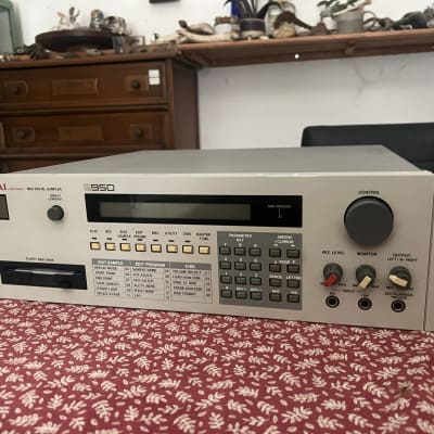 Akai S950 MIDI Digital Sampler 1988 - White