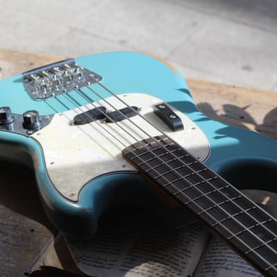 FENDER Justin Meldal-Johnsen Road Worn Signature Mustang Bass,  Faded Daphne Blue, GIGBAG, 3, 80 KG imagen 11