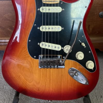 Fender Ultra Luxe Stratocaster 2021 - Plasma Red image 2