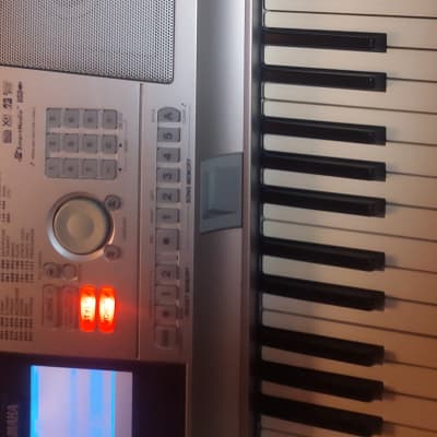 Yamaha Portable Grand DGX-305 76 key digital piano - Silver image 3