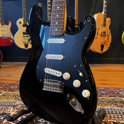 Fender Stratocaster Black 1991 Kurt Cobain Vandalism Strat Japan Seymour  Duncan Electric Guitar | Reverb UK