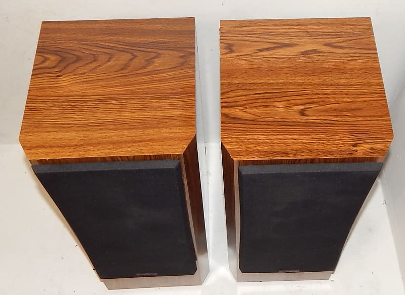 Vintage Pair B I C Venturi V820 Wood Floor Speakers 8Ohms. Measures 27” H x 2024 10.2