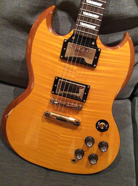 Epiphone Limited Edition G-400 Custom with Gold Maestro