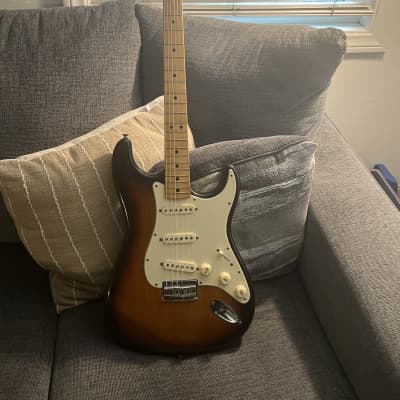 1973 Fender Stratocaster Hardtail Featherweight with 3-Bolt Neck, Maple Fretboard 1971 - 1977 - Sunburst image 3