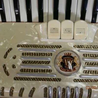 Vintage G. Cavalli 120 bass piano accordion 1970-1980 red and cream marble image 4
