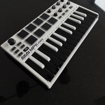 Akai MPK Mini MKII 25-Key MIDI Controller 2014 - Present - White with Black Keys