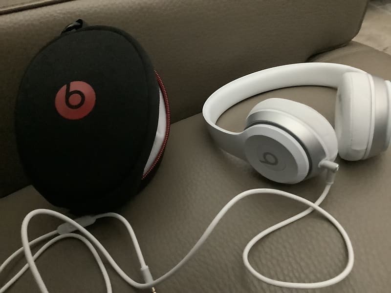 Beats by Dre Solo2 On-Ear Headphones 2010s - white image 1