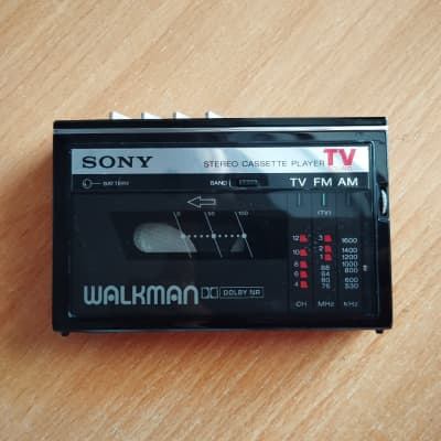 Sony WM F30 1984 - Sony Walkman radio Cassette player WM F 30 black working video test image 1