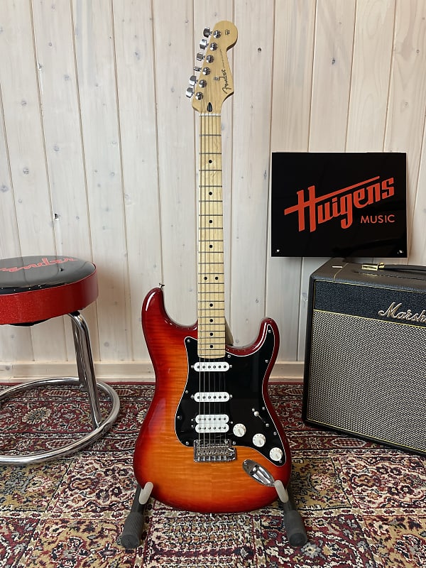 ほぼ新品フェンダーFender Stratocaster CherryBurst Fender Player II Maple Fingerboard, Aged Cherry Burst