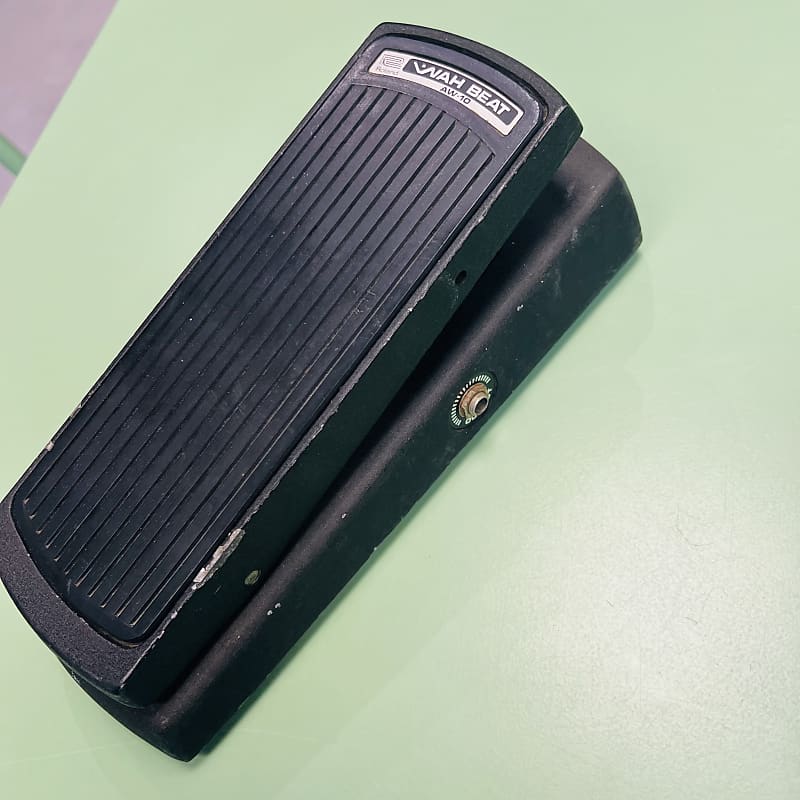 Roland AW-10 ワウペダル　　貴重品　新品ですが少し傷あり Roland AW-10 ワウペダル 貴重品 新品ですが少し傷あり - メルカリ