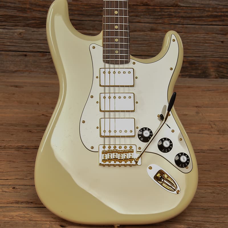Fender FSR Mahogany Blacktop Stratocaster HHH