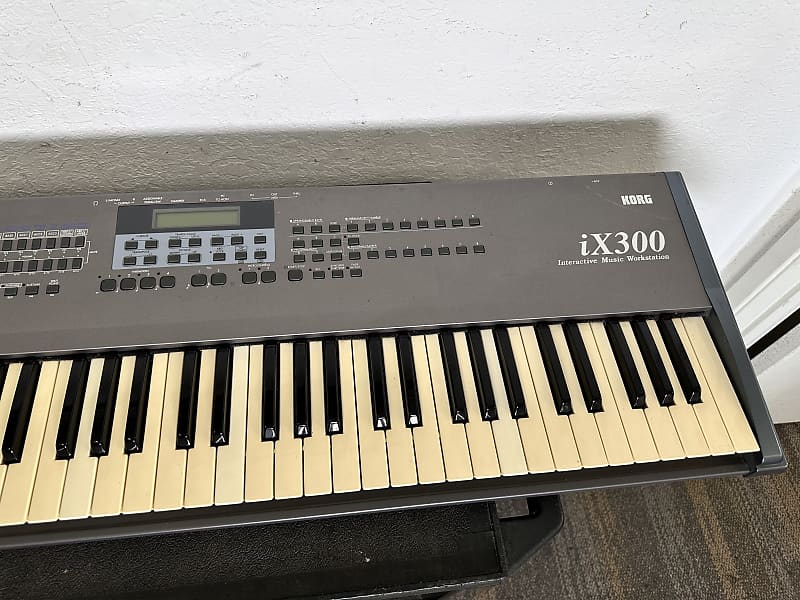 KORG ix300 ケース付きシンセサイザー - メルカリ