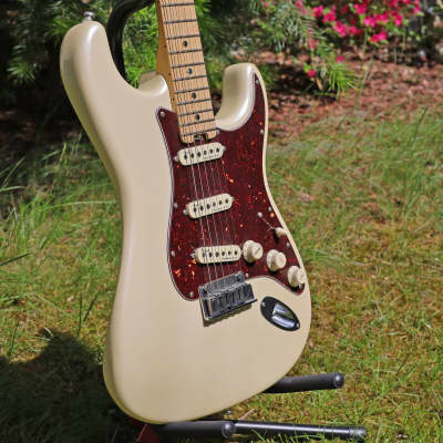 + Video Fender 2017 Stratocaster Ex Placebo American Elite Olympic Pearl Guitar + Case image 6