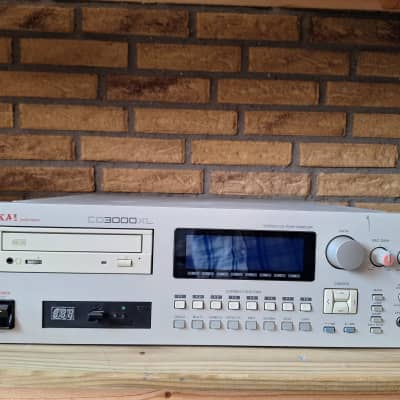 Akai CD3000XL MIDI Stereo Digital Sampler USB Drive 32 MB RAM