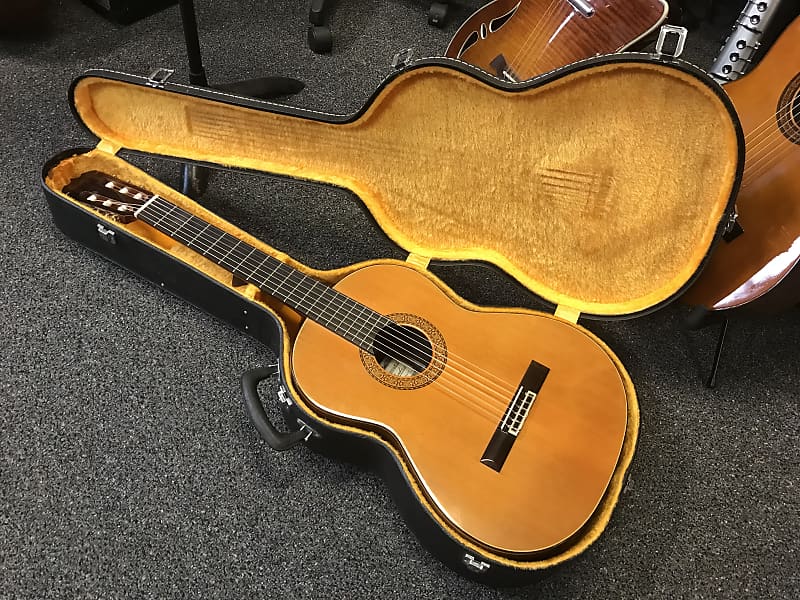 Ryoji Matsuoka M35 classical guitar made in Japan 1970s In Excellent condition with original hard case image 1