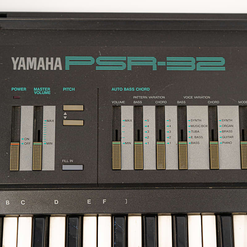 Yamaha PSR-32 61-Key Keyboard / Synthesizer with Power Supply