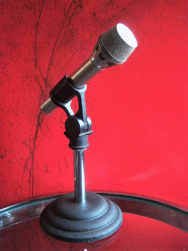 Vintage 1980's AKG D190E dynamic cardioid microphone Microphone w mic clip