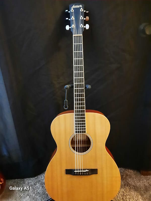Larrivee Om-01 2001 - Natural | Reverb Larrivee Om-01 2001 - Natural | Reverb