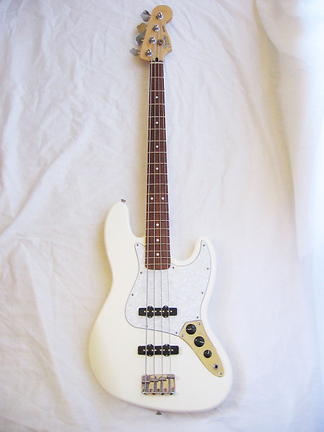 FENDER 4-String Standard Jazz Bass - 2002. Made in Mexico.