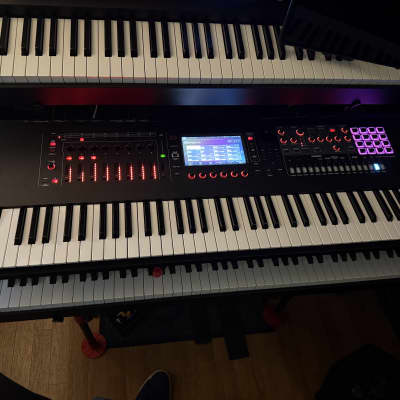 Roland Fantom 7 76-Key Workstation Keyboard with EX upgrade and Gator GTSA-KEY76 Rolling Case