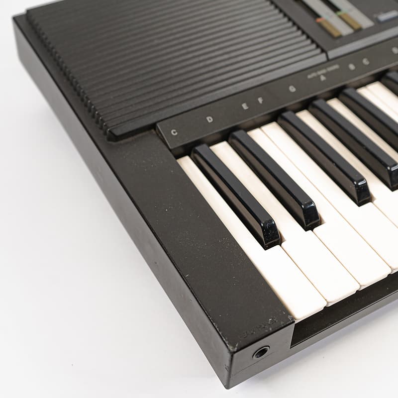 Yamaha PSR-32 61-Key Keyboard / Synthesizer with Power