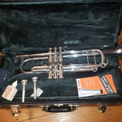 Yamaha Xeno C Trumpet for sale! YTR8445 Silver with double case.